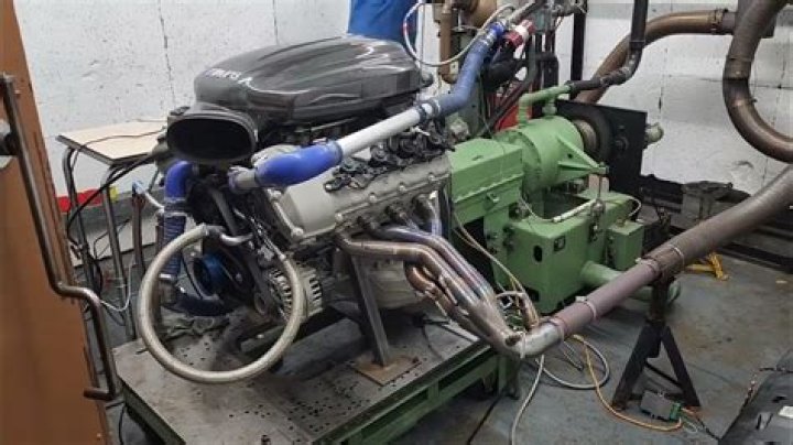 Does the S65 have a flat plane crank?