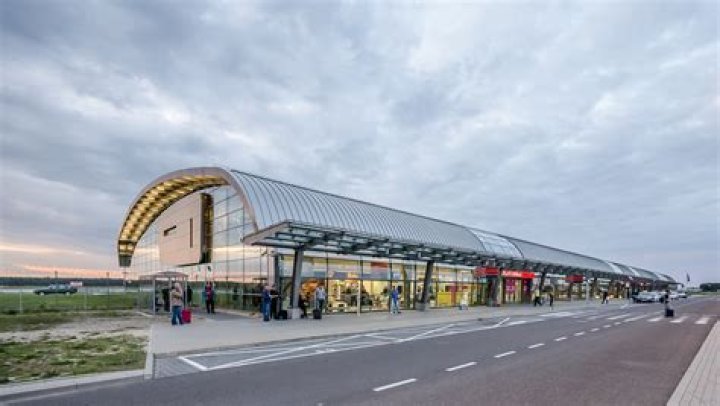 How do I get from Warsaw to Modlin Airport?
