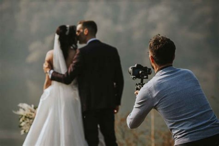 How much should it cost for a wedding photographer?