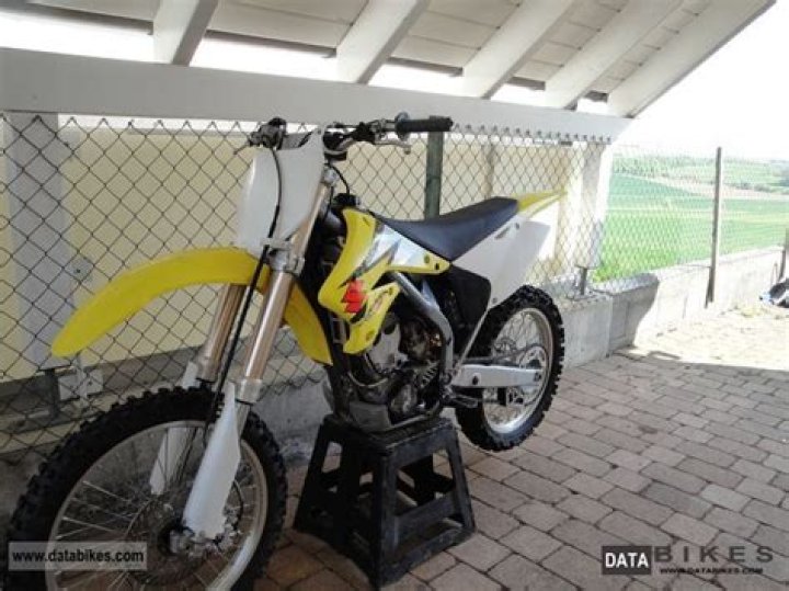 Is the 2005 RMZ 250 fuel injected?